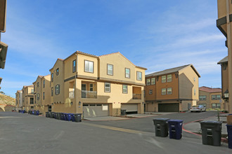 Mission Terrace in San Marcos, CA - Foto de edificio - Building Photo