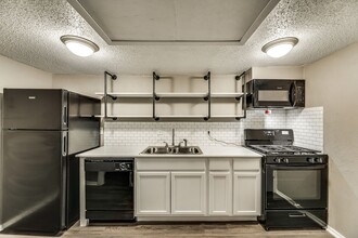 Pinewoods Apartments in Arlington, TX - Foto de edificio - Building Photo