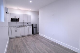 14420 SW 74th St in Miami, FL - Foto de edificio - Building Photo