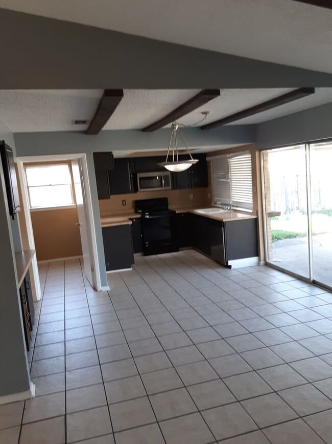 property at 2019 Deerfield Dr