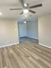 5718 Penrose Ave, Unit D in Dallas, TX - Foto de edificio - Building Photo