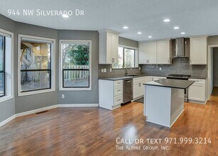 944 NW Silverado Dr in Beaverton, OR - Foto de edificio - Building Photo