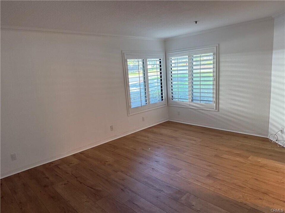 950 Cagney Ln in Newport Beach, CA - Building Photo