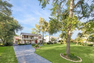 718 Garden Oaks Blvd in Houston, TX - Foto de edificio - Building Photo