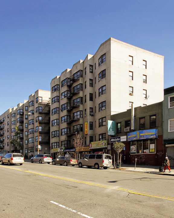 271 E Kingsbridge Rd in Bronx, NY - Foto de edificio