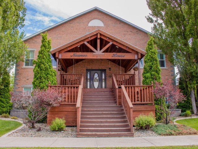 Nauvoo House in Rexburg, ID - Foto de edificio - Building Photo