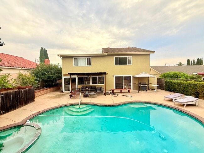 26431 Via Lara in Mission Viejo, CA - Foto de edificio - Building Photo