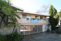 14332 Riverside Drive, in Sherman Oaks, CA - Foto de edificio - Building Photo