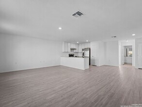 910 Stricker Path in San Antonio, TX - Building Photo - Building Photo