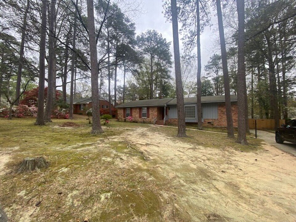 3227 Cliffdale Rd in Fayetteville, NC - Building Photo