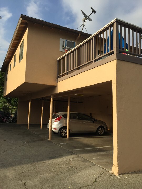 Cahuenga Village Apartments in North Hollywood, CA - Foto de edificio