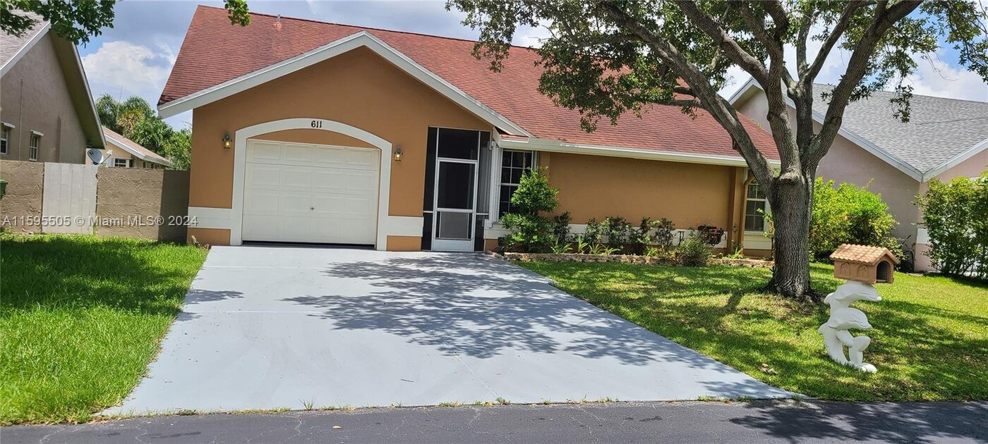 611 NW 207th Ave in Pembroke Pines, FL - Building Photo