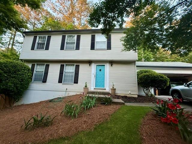 9695 N Pond Cir in Roswell, GA - Foto de edificio