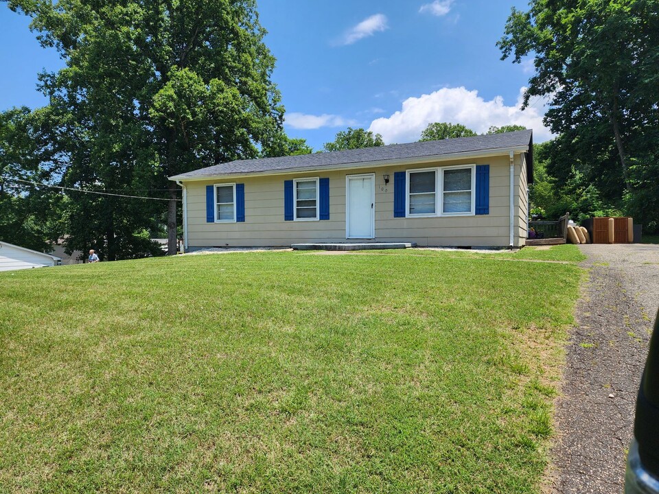 100 Confederate Ave in Martinsville, VA - Building Photo