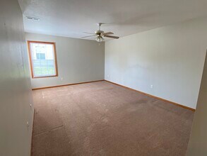 2127 Highridge Dr, Unit A in Pleasant Hill, MO - Foto de edificio - Building Photo