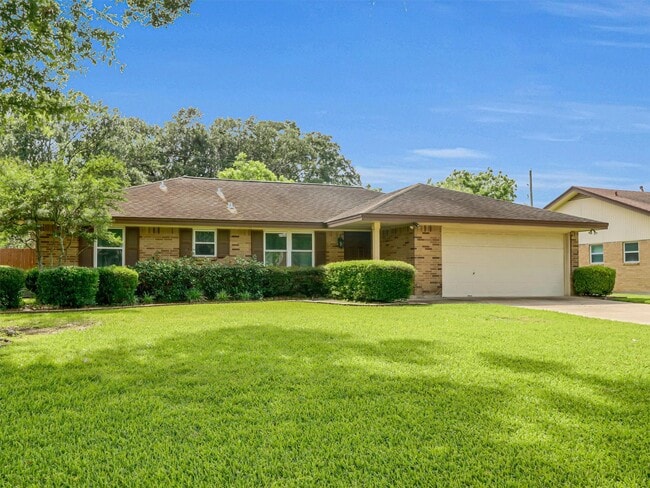805 Bluebonnet Ln
