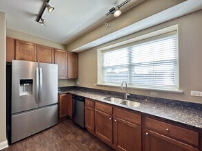 2 Itasca Place, Unit 912 in Itasca, IL - Foto de edificio - Building Photo