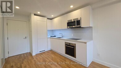 407-230-230 Oak St in Toronto, ON - Building Photo - Building Photo