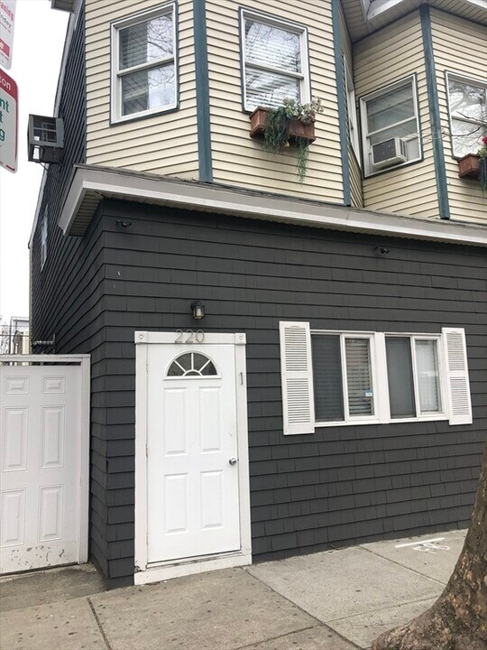 220 Chelsea St in Boston, MA - Foto de edificio