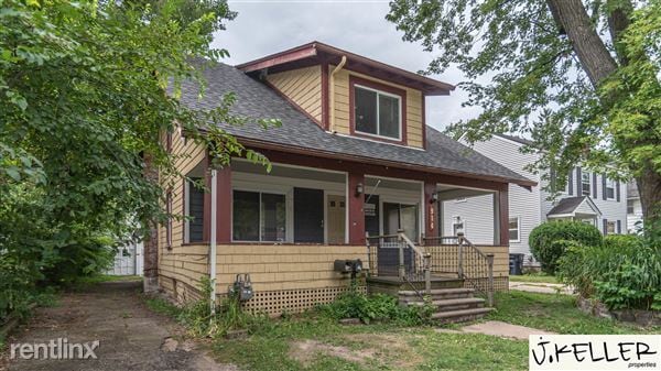 property at 914 Woodlawn Ave
