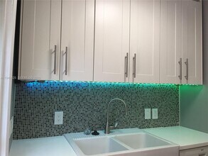 661 SW 11th St, Unit 11 in Miami, FL - Foto de edificio - Building Photo