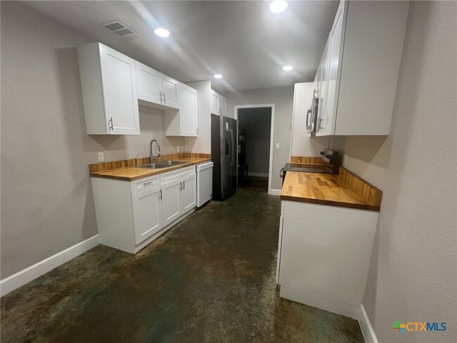 661 W Austin St in Luling, TX - Building Photo - Building Photo