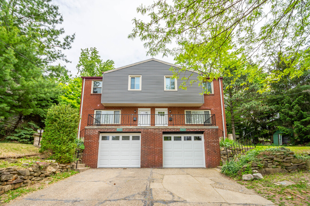 1702-1704 Meadville St in Pittsburgh, PA - Building Photo