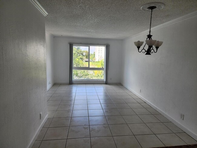 2216 N Cypress Bend Dr, Unit 402 in Pompano Beach, FL - Building Photo - Building Photo