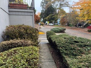 5025 S View Point Ter in Portland, OR - Foto de edificio - Building Photo