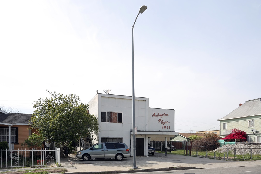 Arlington Plaza in Los Angeles, CA - Building Photo