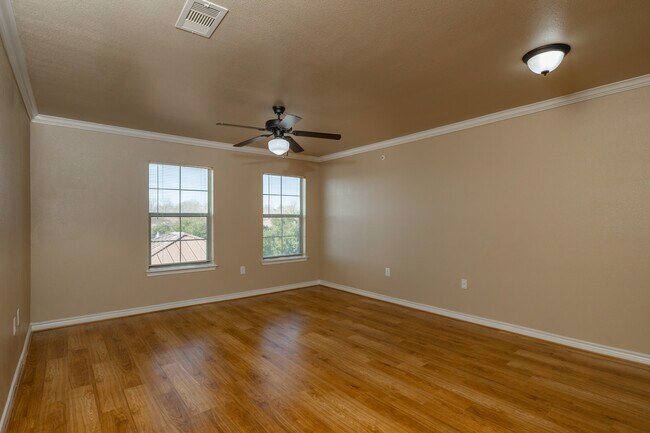 Huntington Beaumont in Beaumont, TX - Foto de edificio - Building Photo