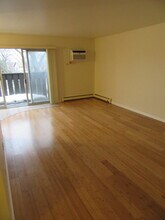 135 Pickwick Dr in Schaumburg, IL - Building Photo - Building Photo