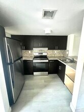 2551 NW 26th St in Miami, FL - Building Photo - Building Photo
