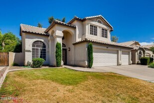 689 S Dodge St in Gilbert, AZ - Building Photo