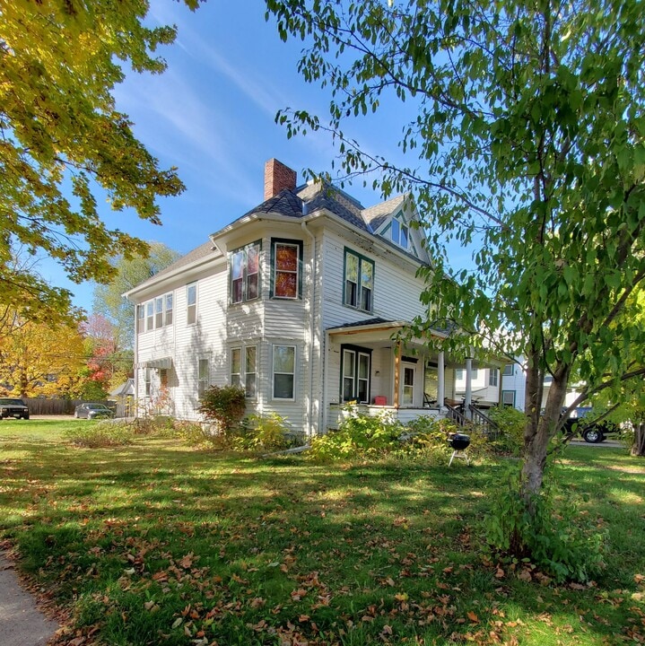 403 1/2 N Fremont St, Unit 0.5 in River Falls, WI - Foto de edificio