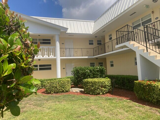 24 Colonial Club Dr in Boynton Beach, FL - Building Photo - Building Photo