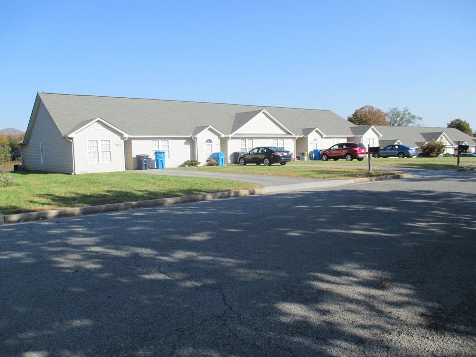 2478-2484 Tuckawana Cir NW in Roanoke, VA - Foto de edificio