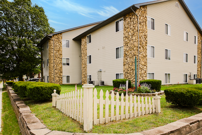 Cherry Plaza Apartments in Springfield, MO - Building Photo