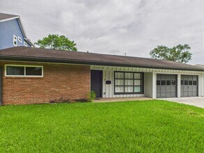 9202 Bintliff Dr in Houston, TX - Building Photo - Building Photo