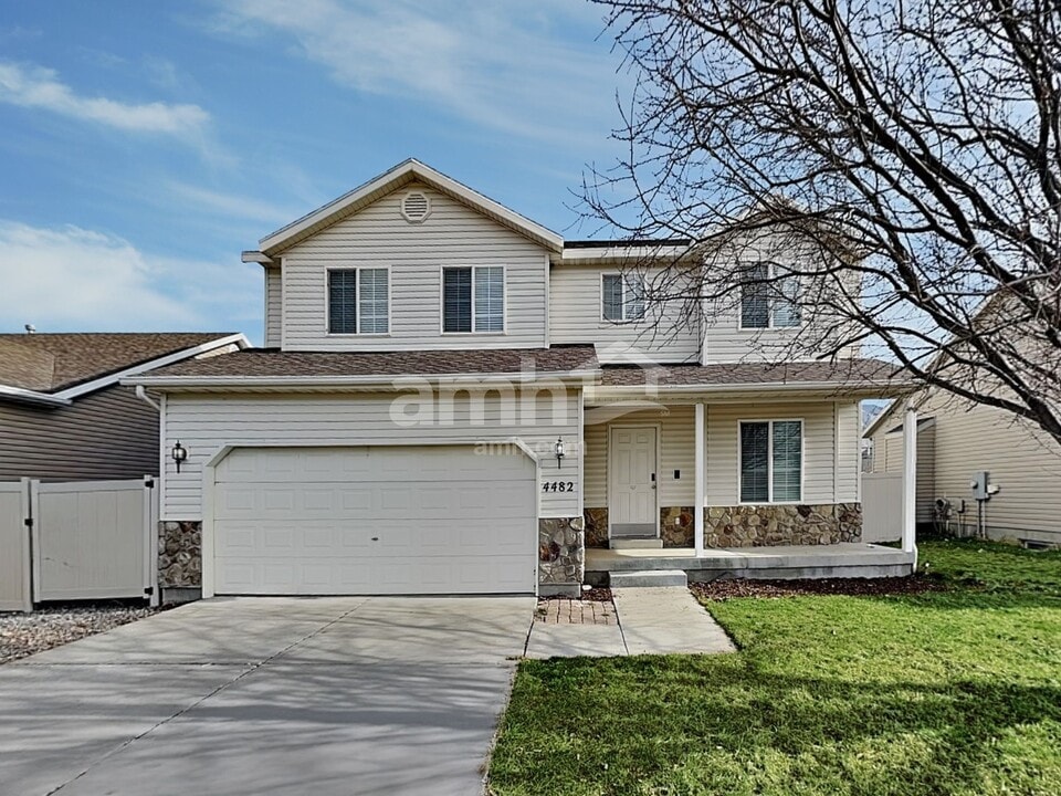4482 Heritage Dr in Eagle Mountain, UT - Foto de edificio