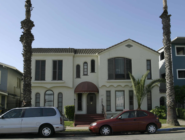 230 E 12th St in Long Beach, CA - Foto de edificio - Building Photo