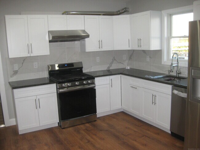 119 Selleck St-Unit -Unit #2 in Stamford, CT - Building Photo - Building Photo