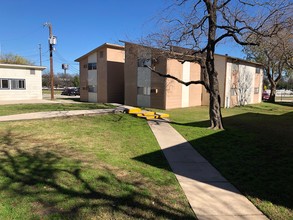 Parkside Apartments in San Antonio, TX - Building Photo - Building Photo