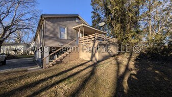 1302 Hebron Rd in Hendersonville, NC - Building Photo