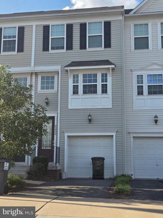 8232 Heritage Crossing Ct in Manassas, VA - Building Photo