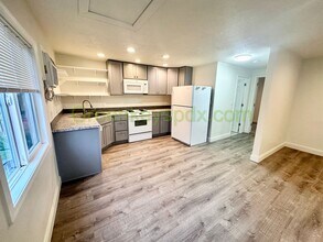 17105 SE Ankeny St in Portland, OR - Building Photo - Building Photo