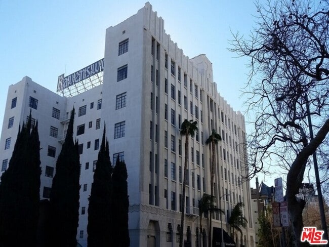 property at 570 N Rossmore Ave