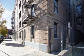 148-09 Northern Blvd in Flushing, NY - Foto de edificio - Building Photo