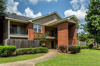 Creekside Apartments in Jackson, TN - Building Photo - Building Photo