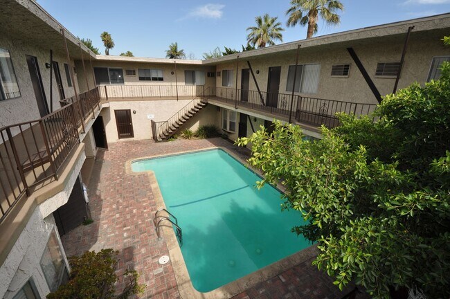6954 Woodman Ave, Unit 19 in Los Angeles, CA - Building Photo - Building Photo
